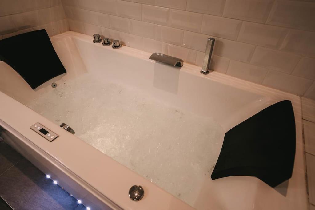 Ultimate Comfort ! Jacuzzi & Sauna. Безансон Экстерьер фото